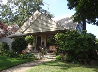 4884 W Park Dr, Fairview Park, OH