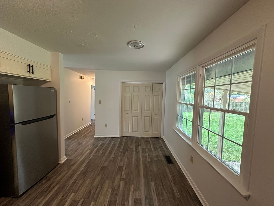 1st image of 610 Sun Valley Dr