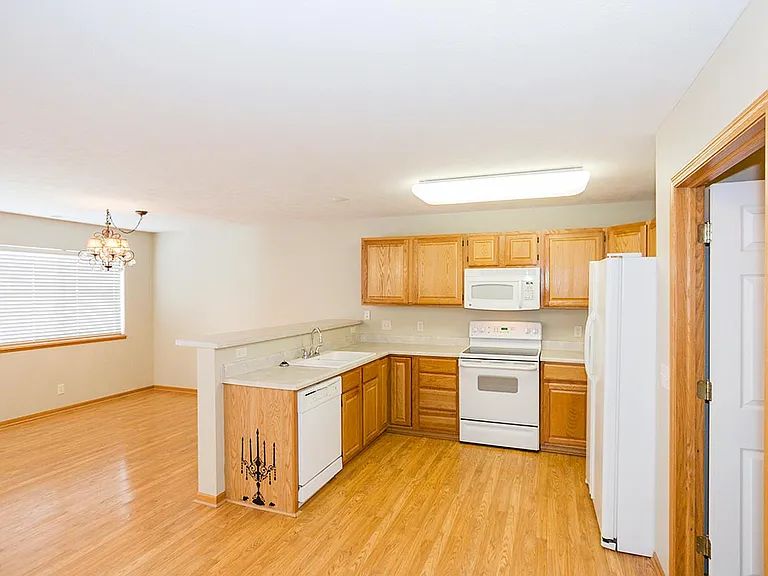 6910 Milan Dr — Photo 6