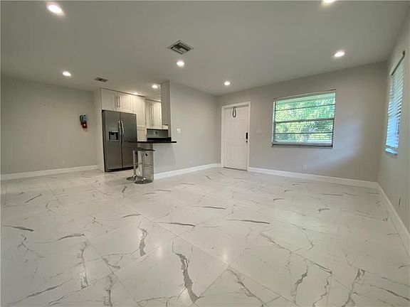3rd image of 624 NE 10th Ave APT 5