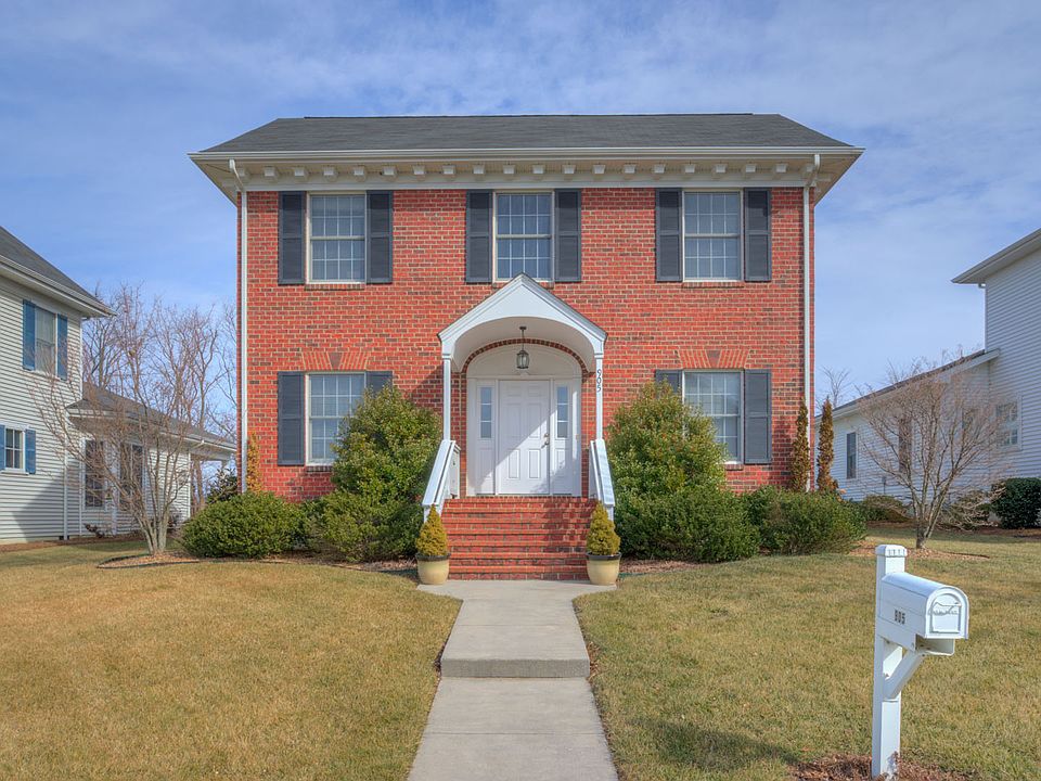 1st image of 905 Village Way N