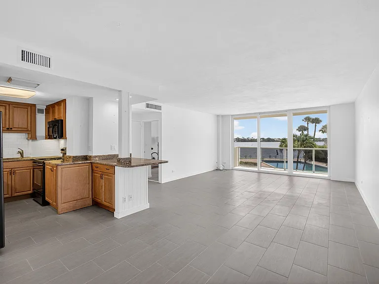 2800 N Flagler Dr #202 — Photo 13