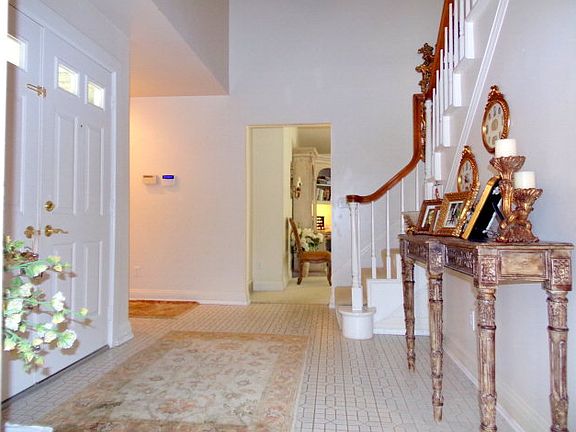5th image of 3021 Camelot Dr
