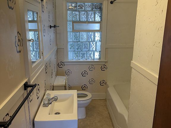 2nd image of 1123 Oakland Ave #1W