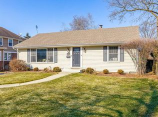 719 E Willow Ave, Wheaton, IL 60187