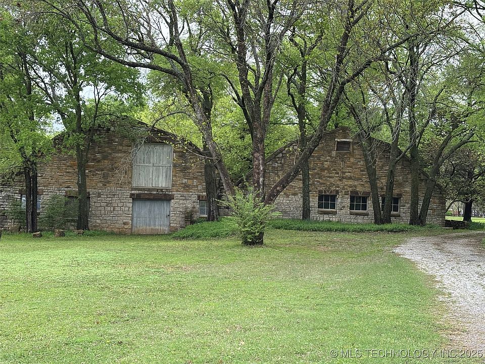 2nd image of 204 Woods Ln