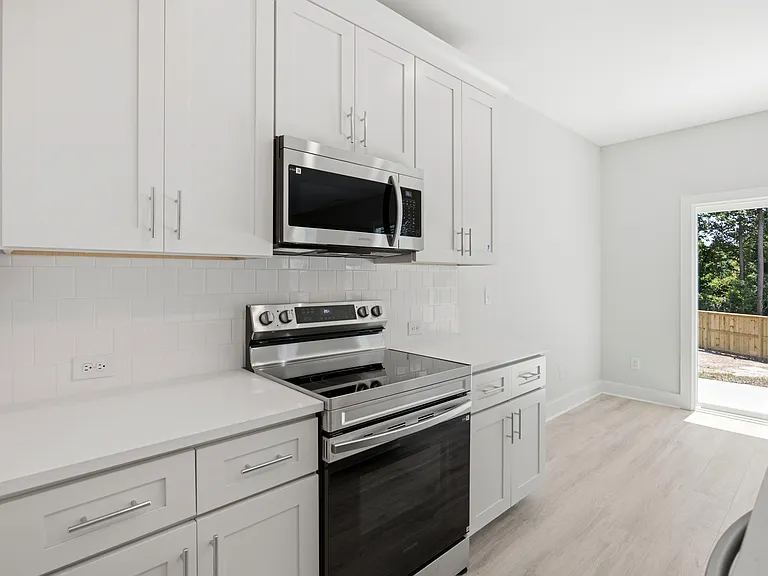 Kitchen & Breakfast Area
