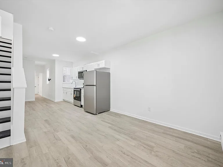 248 N Alden St — Photo 4