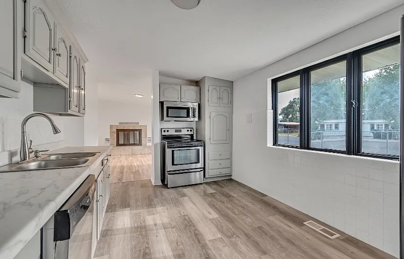 3185 S 4300 W — Photo 3