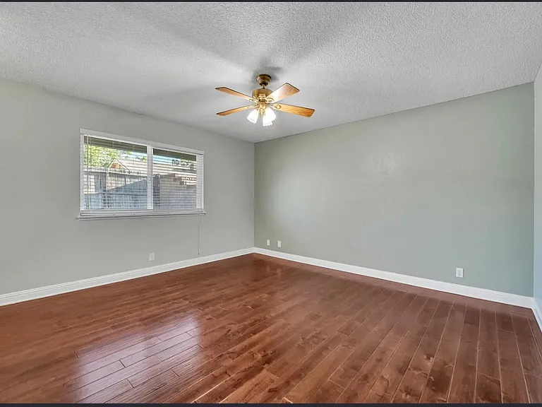 2302 Edam St — Photo 3
