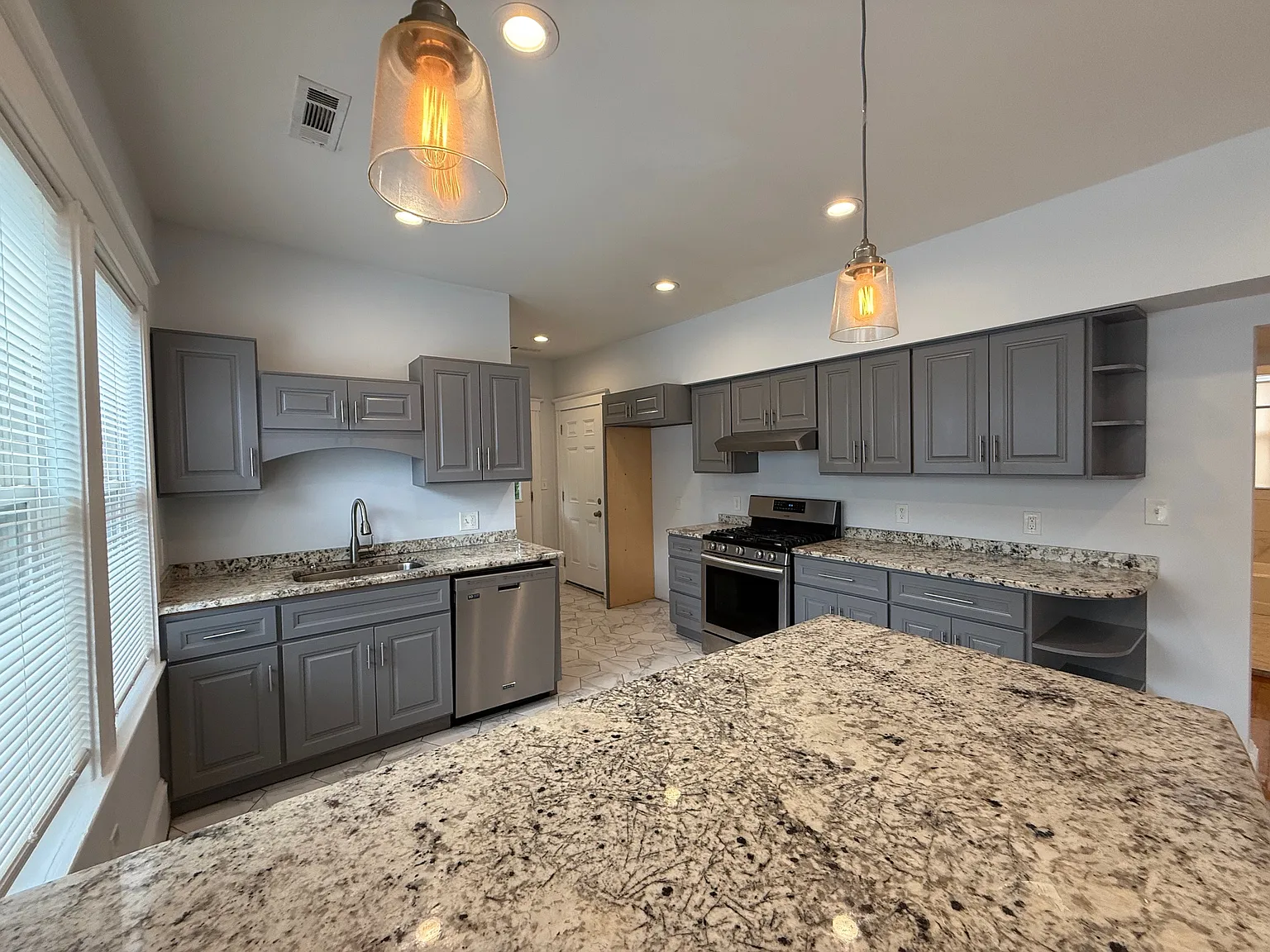 2 bed, 1100 sqft, $3,150 — Photo 2