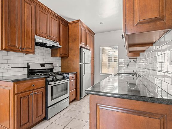 3rd image of 607 N Flores St Unit 4