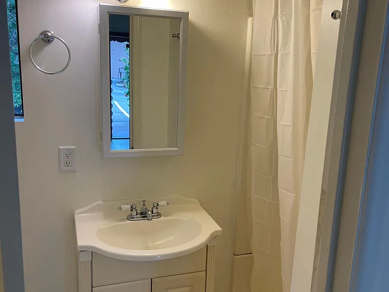 1425 El Camino Real Pl #D — Photo 3