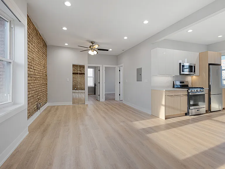 7423 N Clark St #2 — Photo 2