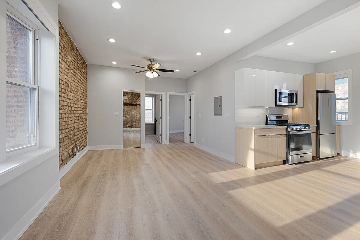 Building Photo - 7423 N Clark St #2