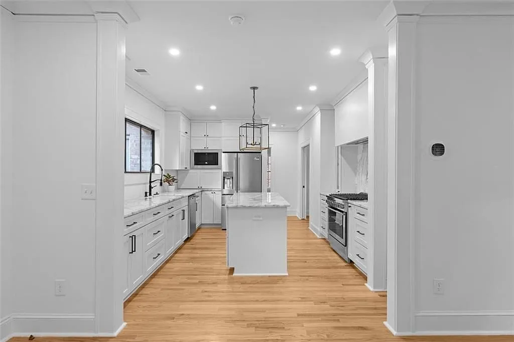 3 bed, 2.0 bath, 1903 sqft, $4,000 — Photo 2