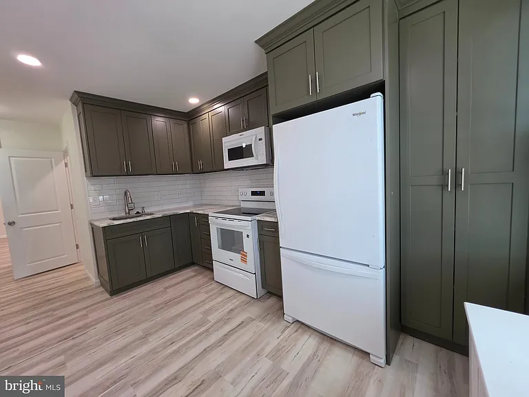 8 N York Rd — Photo 5