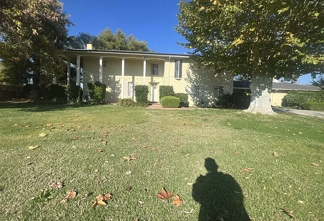 1702 Whitley Ave — Photo 5