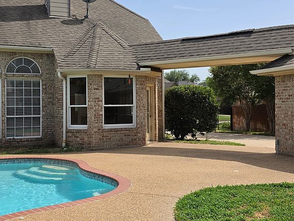 3rd image of 2720 Springhill Dr