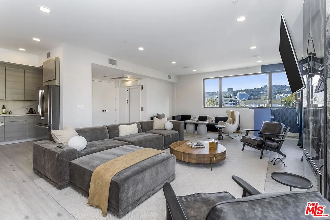 4 bed, 3.5 bath, 3108 sqft, $20,000 — Photo 3