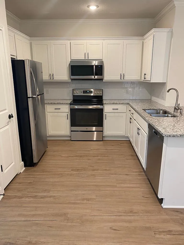 3 bed, 2.5 bath, 1357 sqft, $1,600 — Photo 3