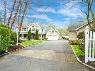 8 The Crst, Woodbury, NY 11797
