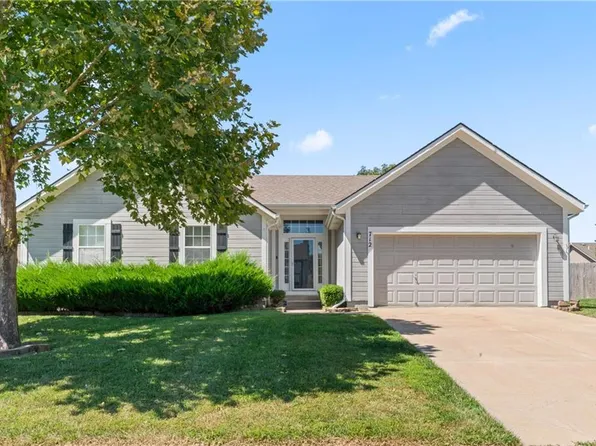 712 Sunset Dr, Louisburg, KS 66053