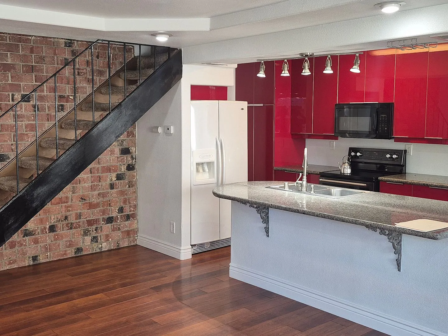 Remodeled 2 Bedroom Condo with Garage — Photo 4