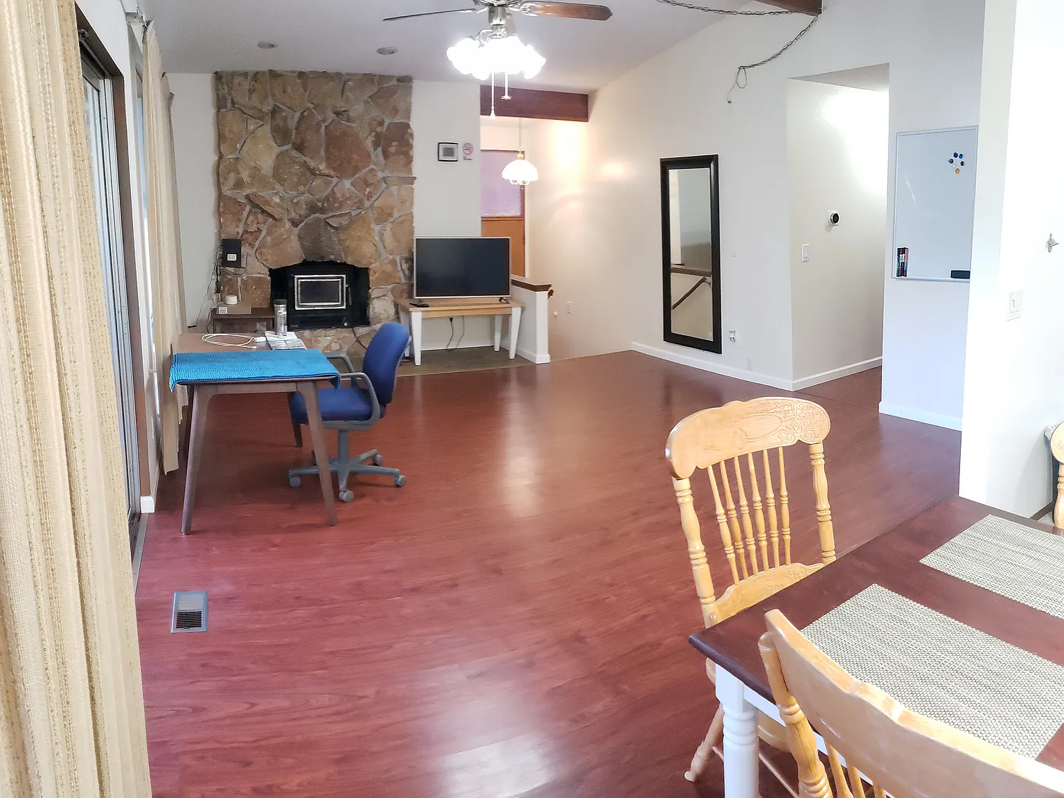 5 bed, 2.5 bath, 2200 sqft, $4,500 — Photo 2
