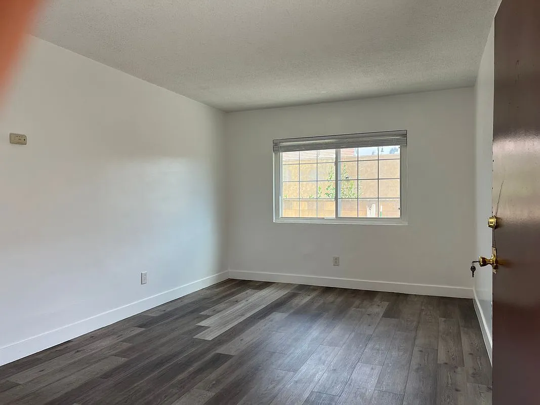 2 bed, 1.0 bath, 800 sqft, $2,500 — Photo 4