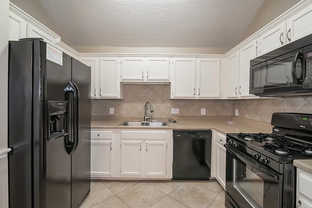 3 bed, 2.0 bath, 1593 sqft, $1,860 — Photo 4