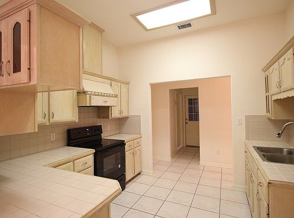 5th image of 2701 Gardenia Dr