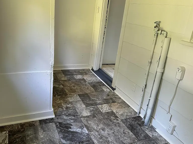 128 Lowell St — Photo 15