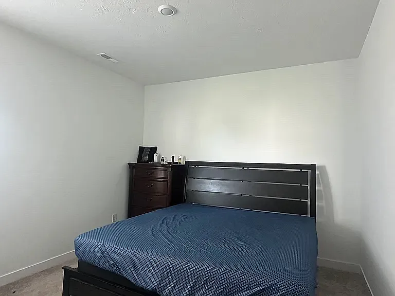 6 bed, 3400 sqft, $2,900 — Photo 4