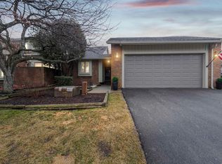 5605 Hillcrest Cir W, West Bloomfield, MI