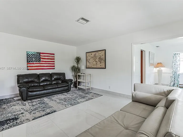633 N Crescent Dr — Photo 16