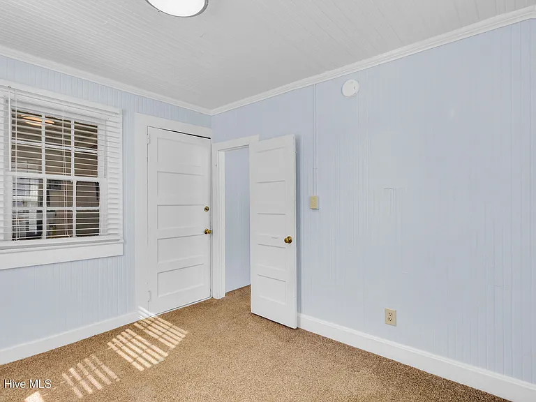 2107 Bay St — Photo 14