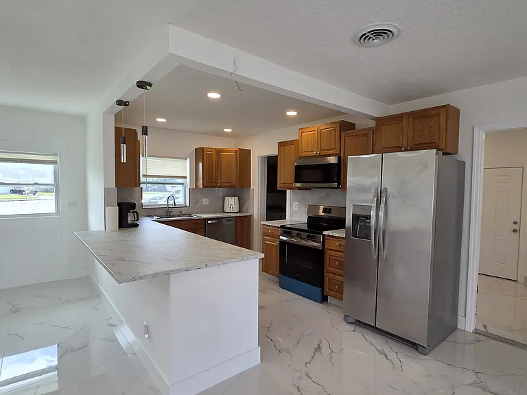305 SE Airoso Blvd — Photo 1