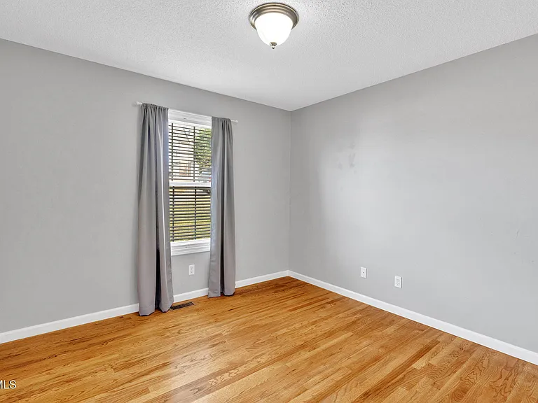 1125 Faye St — Photo 13