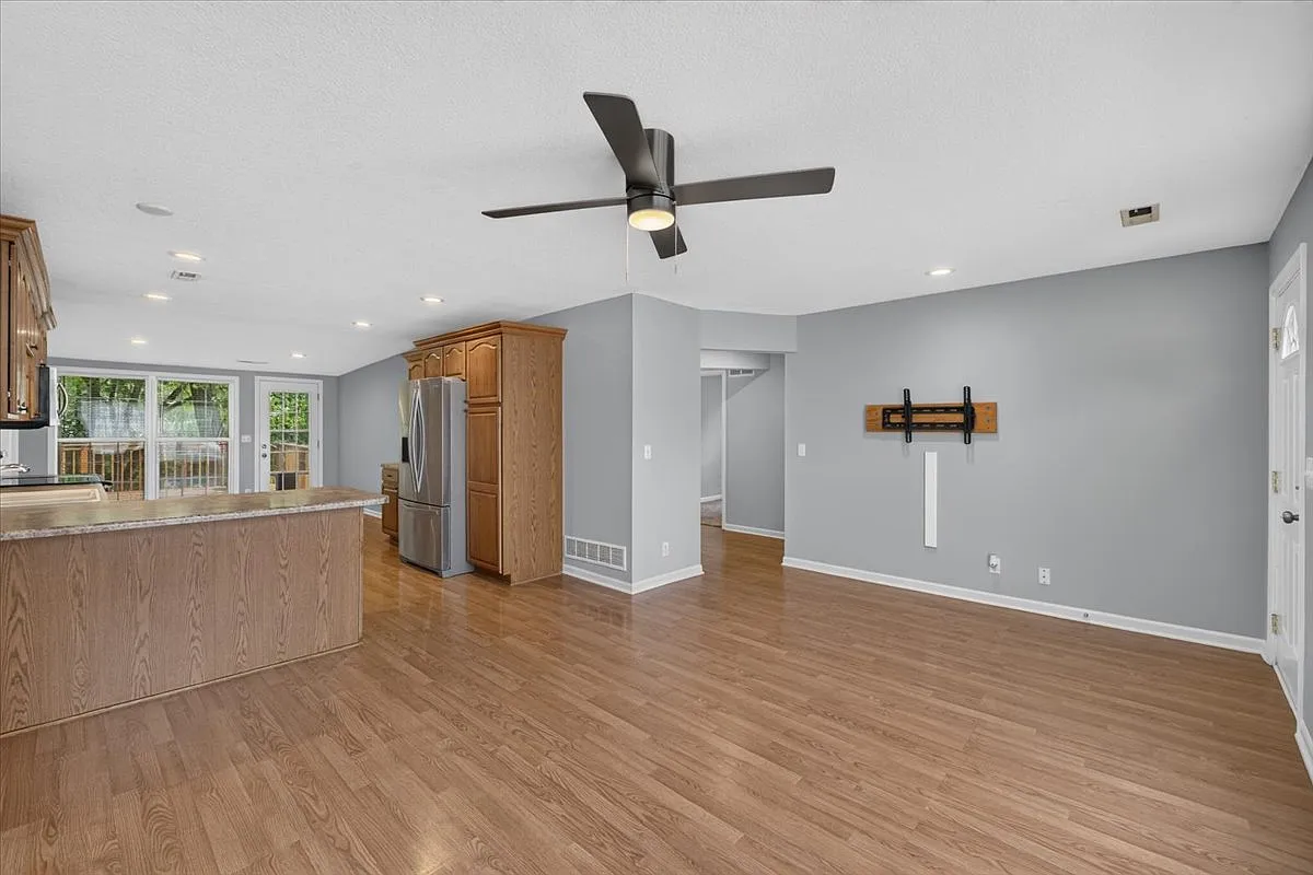 3 bed, 1180 sqft, $2,100 — Photo 3