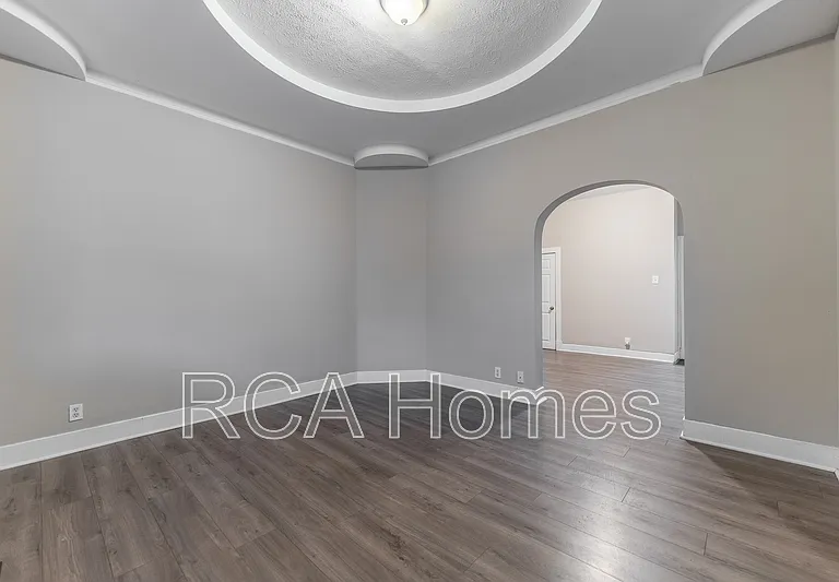 704 Sanders St — Photo 2