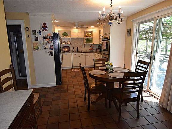 5th image of 240 Holly Cir