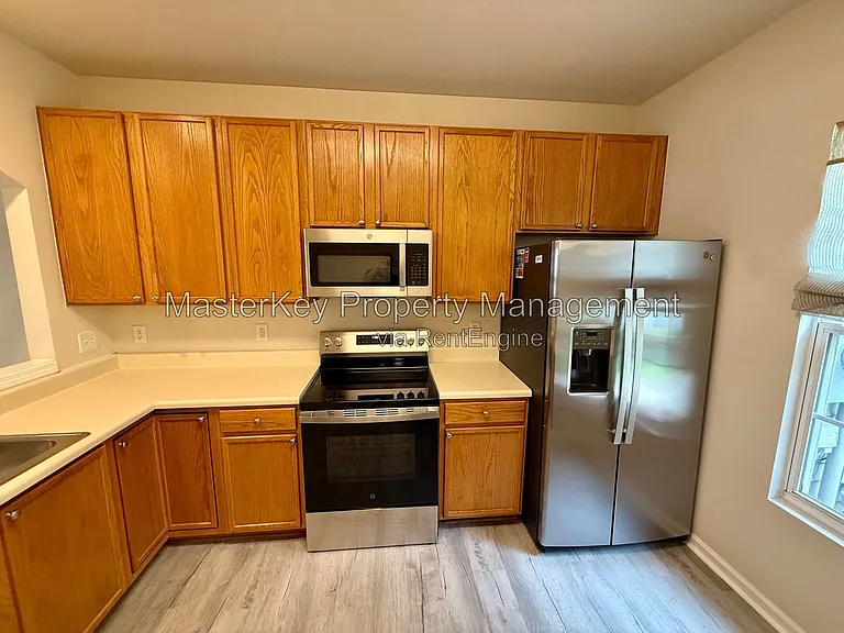 414 Walnut Woods Dr — Photo 4