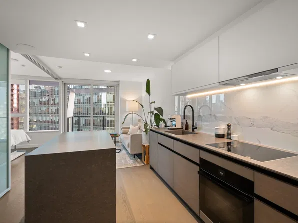 620 Cardero St #1404, Vancouver, BC V6G 3H7
