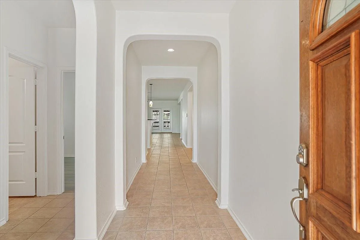 4 bed, 2.5 bath, 1991 sqft, $2,000 — Photo 4