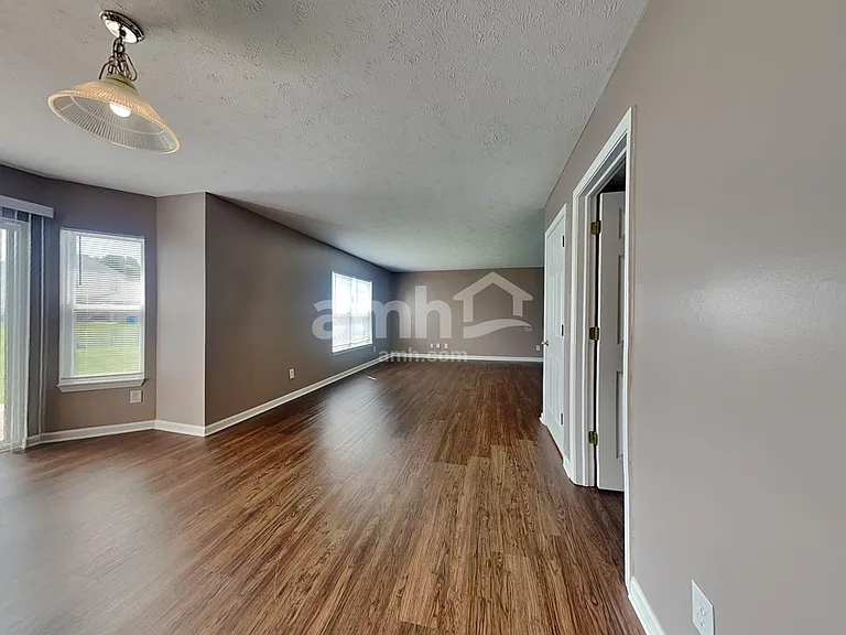 787 Tulip Ln — Photo 5
