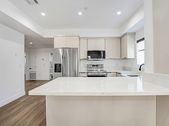 3rd image of 4338 1/4 La Clede Ave