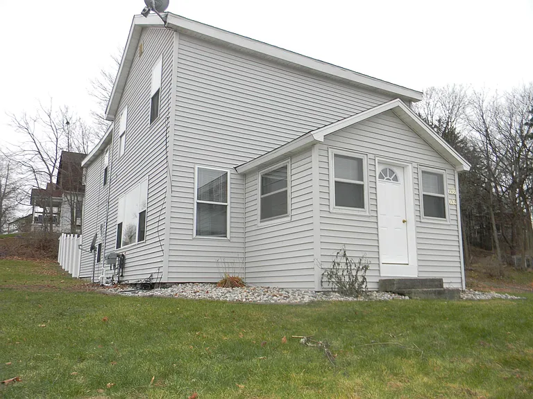 636 E Grand River Ave — Photo 2