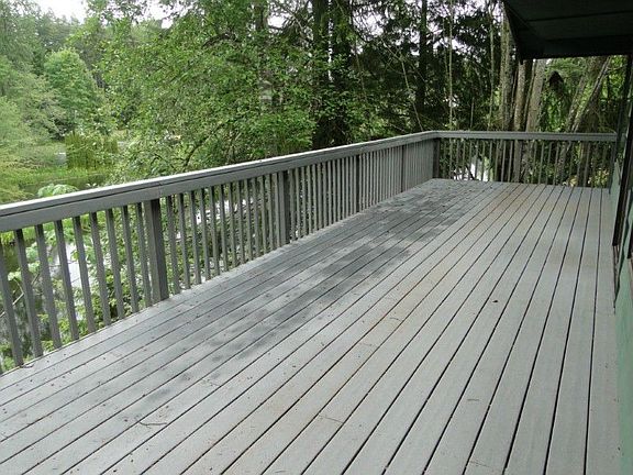 Huge, newer Trek deck overlooking the lake.