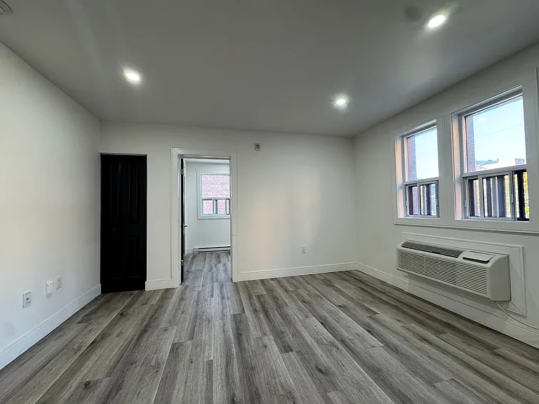 444 Park St W #204 — Photo 8